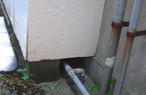 鎌ヶ谷市のネズミ駆除の事例にて、床下基礎の隙間をパンチングメタルを使ってネズミ対策を行う