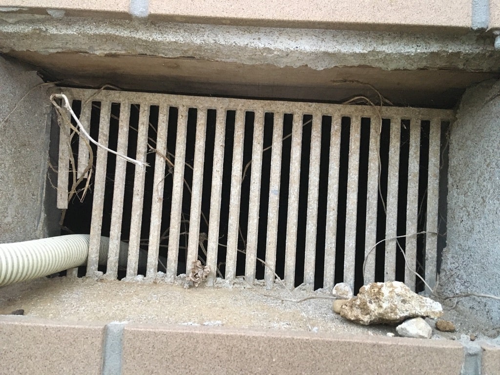 床下通風口を通る配管の隙間からネズミが侵入している