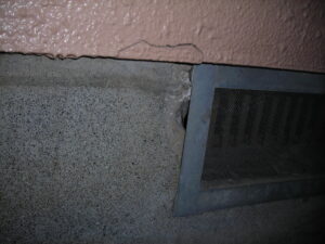 床下換気口の侵入口を金網を使って封鎖しネズミの侵入対策を行いました