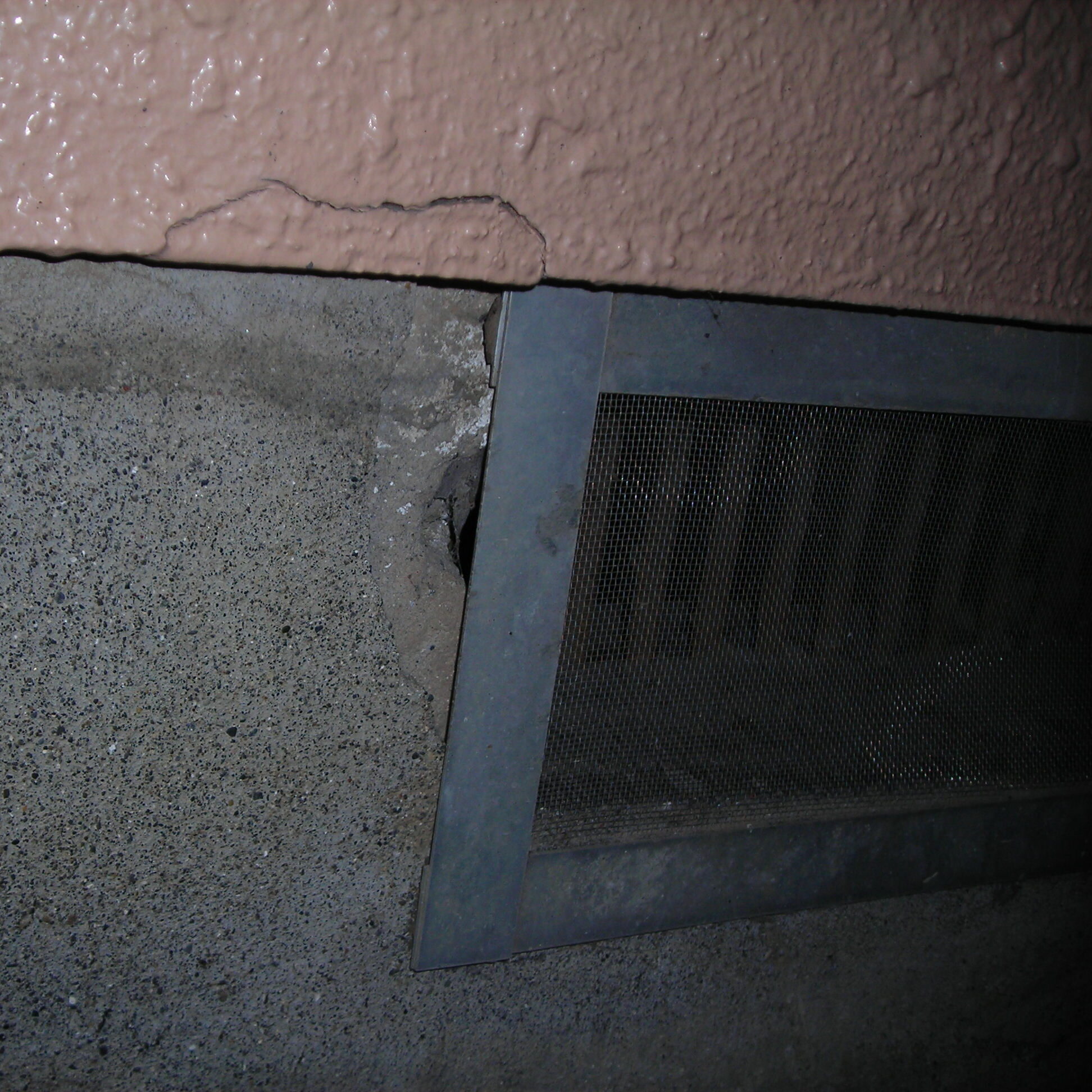 床下換気口の侵入口を金網を使って封鎖しネズミの侵入対策を行いました
