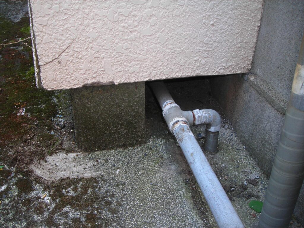 一戸建ての基礎部分より、配管の隙間からネズミが出入りしていた箇所